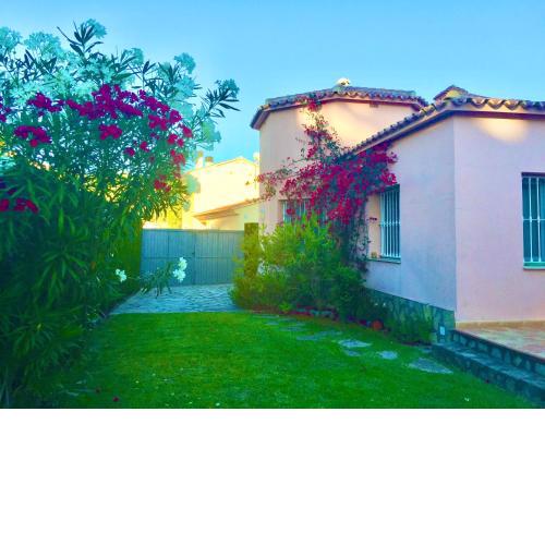 Villa en Oliva Nova, jardín privado a 100m de la playa