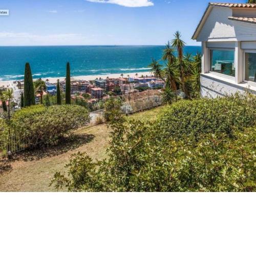 Villa floral con vistas al mediterráneo