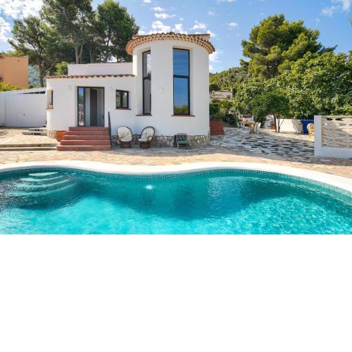 Villa for 10 with swimming pool and sea view