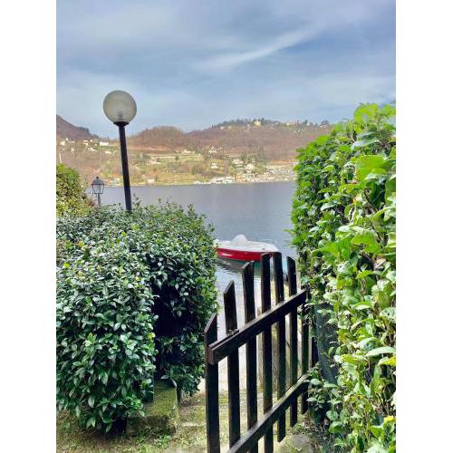 Villa Giardino con pontile sul Lago D’Orta in riva
