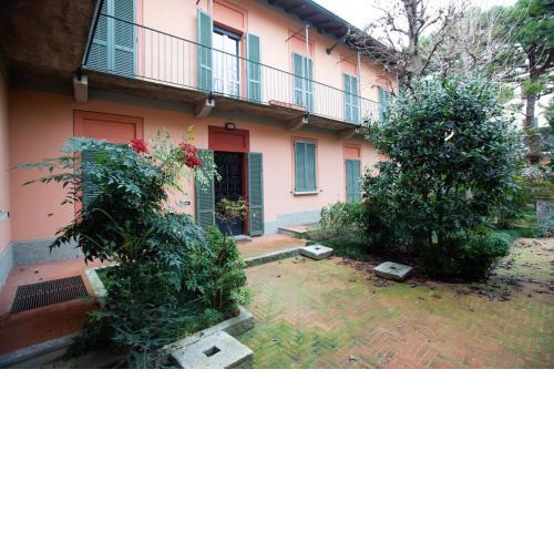 Villa grande con stanze, bagni e giardino