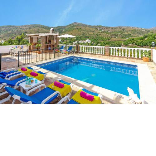 Villa Hacilla by Villa Plus