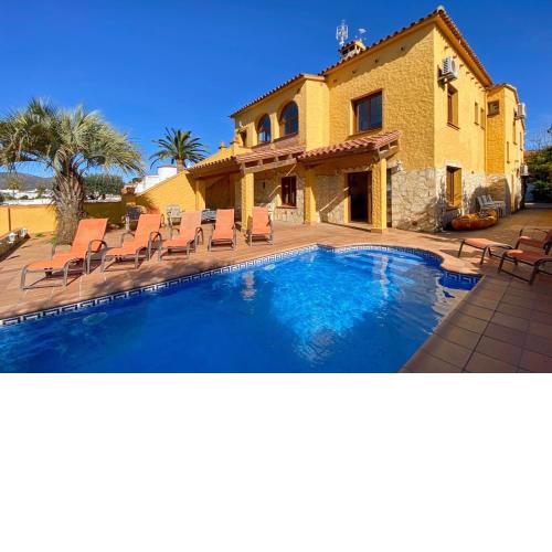 Villa hosting 15, pool & mooring