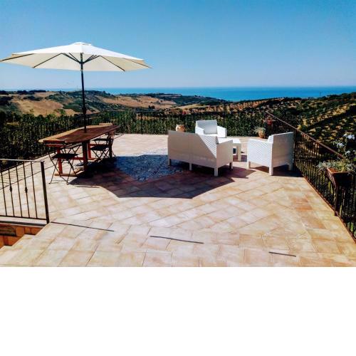 villa immersa in oliveto vista mare