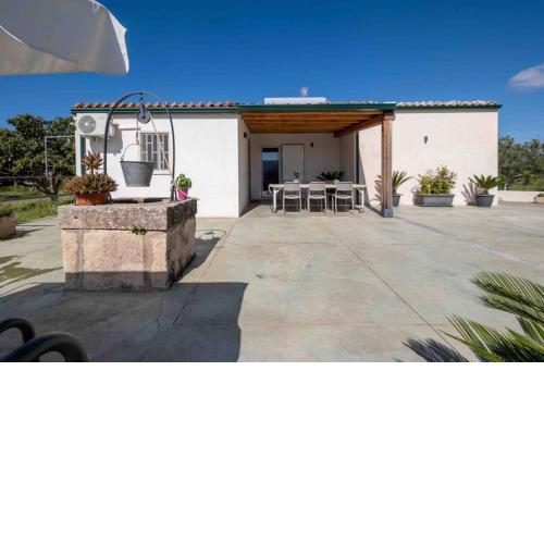 {Villa in campagna} con panorama sui monti iblei