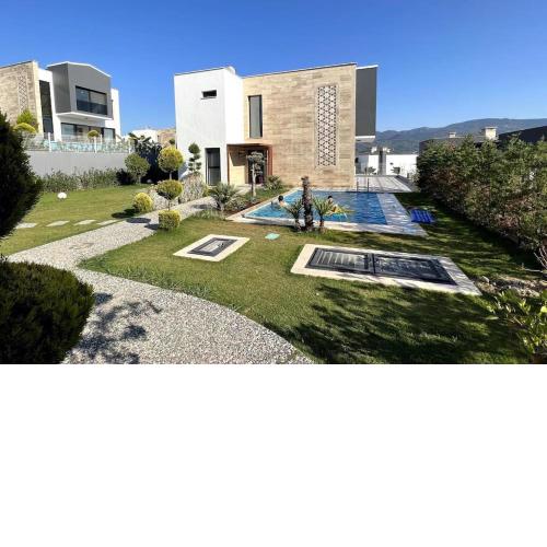 Villa in Kuşadası mit Pool und Garage
