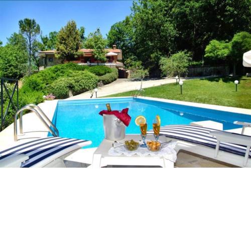Villa in pietra con piscina privata