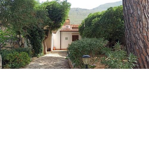 Villa indipendente con patio giardino e parcheggio