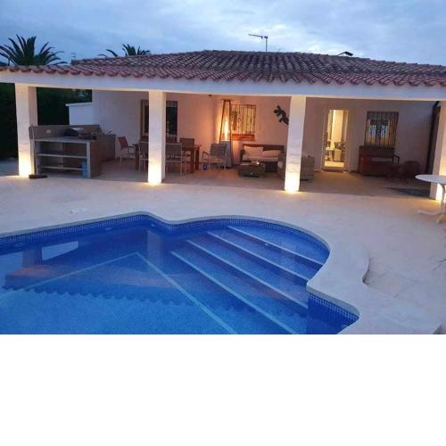Villa Iris con piscina privada AirCon y wifi
