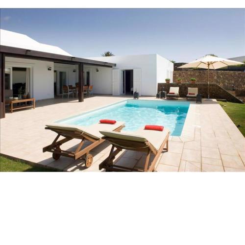 Villa Janubio - A beautiful 4 bedroom Villa - A Short Walk To Puerto Del Carmen