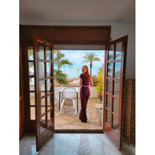 Villa Jo - stunning front line beach house.