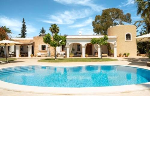 Villa Karma, piscina y jardín.