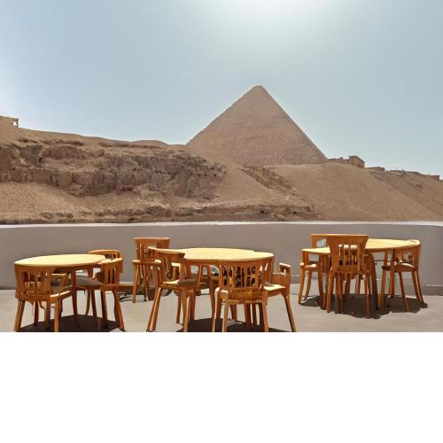 Villa Khufu Pyramids