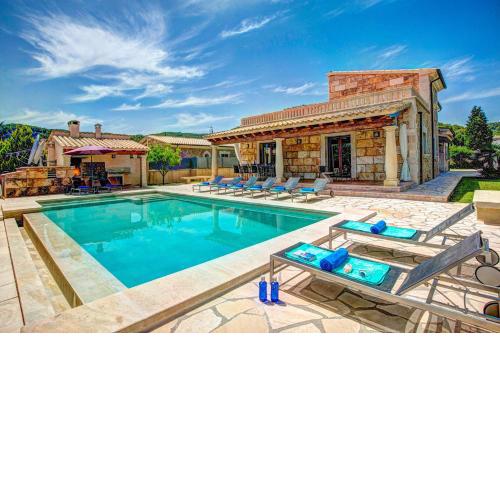 Villa La Boveda by Villa Plus