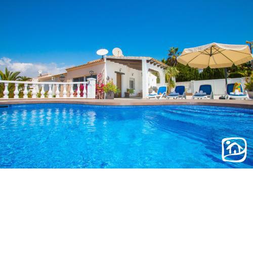 Villa La Higuera by Abahana Villas