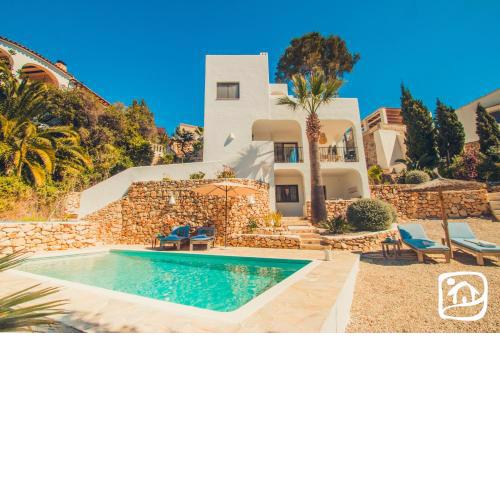 Villa La Quinta Blanca by Abahana Villas