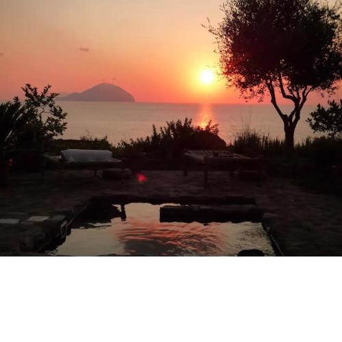 Villa La Vigna - Nella baia di Pollara, incantevole con piscina