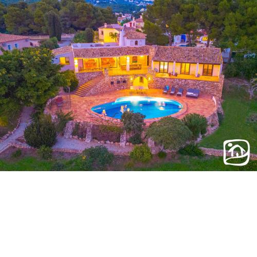 Villa Las Rocas by Abahana Villas