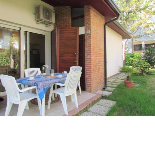 Villa located a few meters from the center and the sea