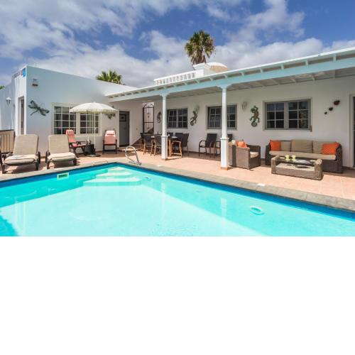Villa Lorna with air conditioning hot tub and games room