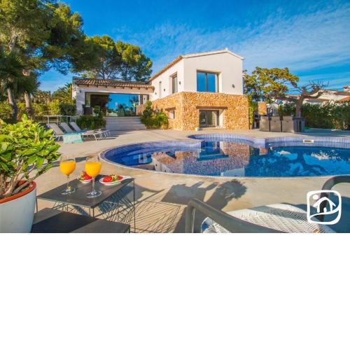 Villa Los Roques by Abahana Villas