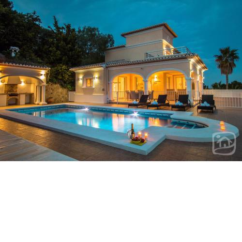Villa Lou by Abahana Villas