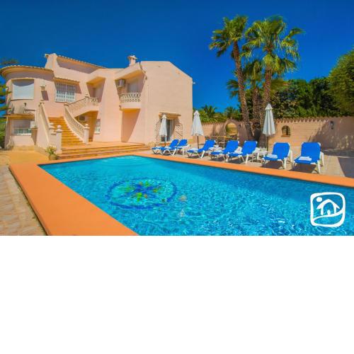 Villa Luna Feliz by Abahana Villas