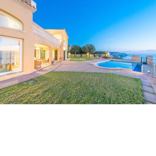 Villa Luna Suites