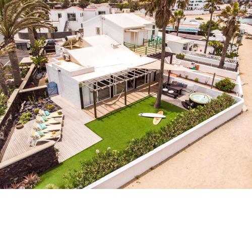 Villa Maluhia Beachfront with Jacuzzi, Corralejo