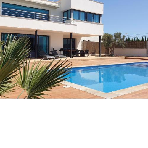 Villa moderna cerca Las Salinas con piscina