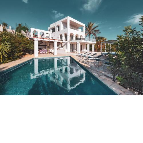 Villa near San Antonio sleeps 18
