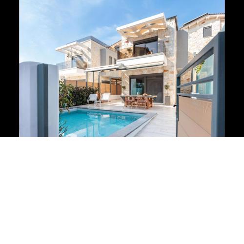 Villa Nicolette Relax in coastal luxury in this modern airy property