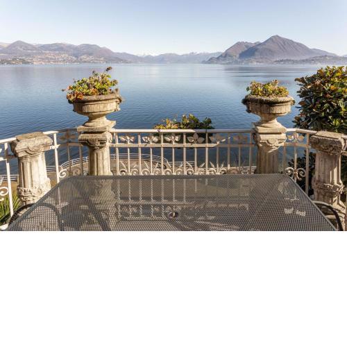 Villa Niobe - Exclusive Lakefront Apartment With Private Beach