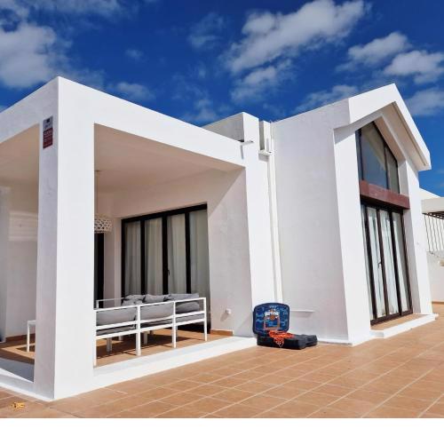Villa Ora - 2 Bedroom Modern Holiday Villa with Uktv, WIFI, Pool Close to Town