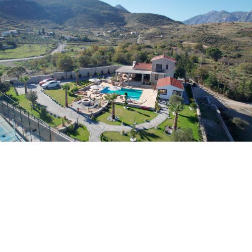 Villa Pamira mit Basketballplatz