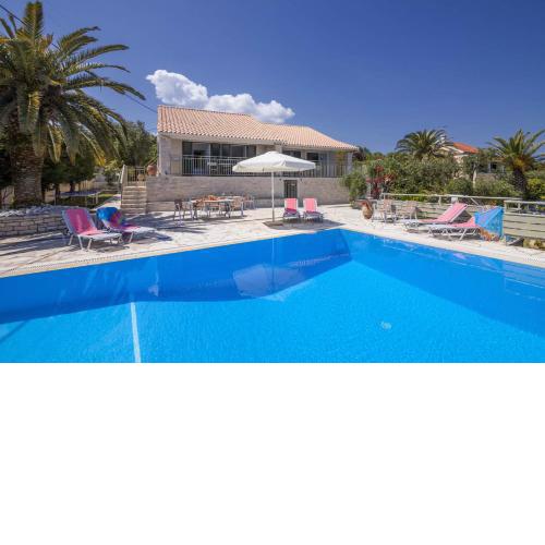 Villa Petra by Villa Plus