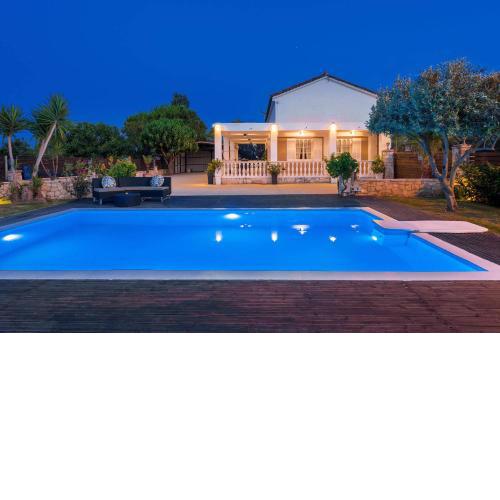 Villa Pnoe by Villa Plus