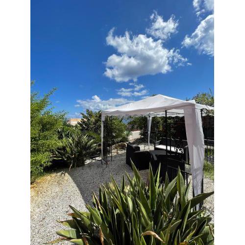 Villa Pomelia, Villa nel corso di Santa Marina Salina a 50 mt dal mare