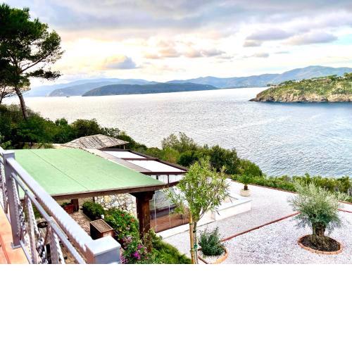Villa Punta Pareti by Solturelba