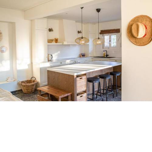 Villa Rafia with nice garden right by the beach