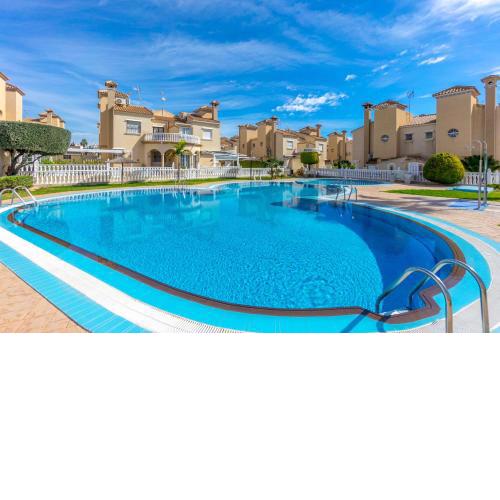 Villa Reformada en Residencial Orihuela Costa