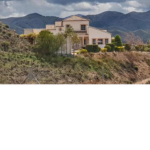 Villa Rosada - luxurious 3-bedroom villa with garden and pool