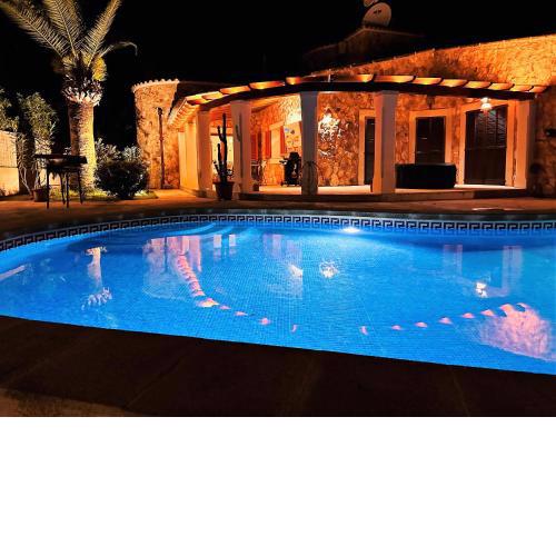 Villa Sanchez in Strandnähe mit Pool, Jacuzzi, Klima, WiFi, Gas BBQ