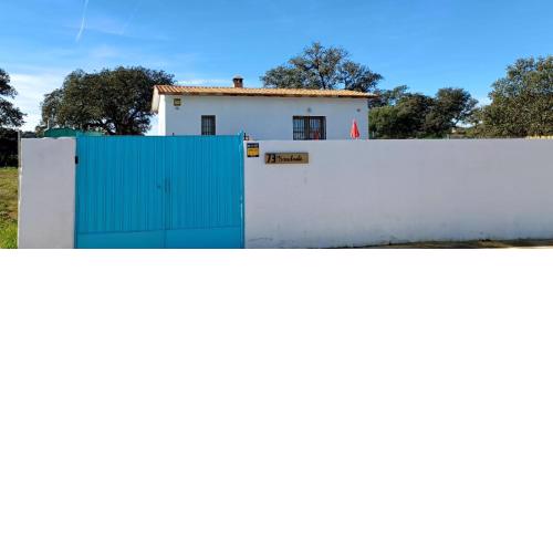 Villa Saudade, casa entre encinas