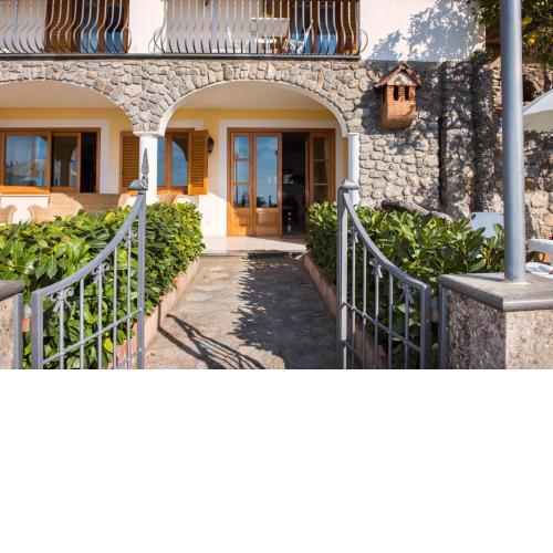 Villa Savina - Elegant Family Villa Overlooks Amalfi Coast -