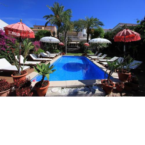 Villa Sitges Palm Garden: 5 minutes walking from beach. Amaizing Garden/Outdoor