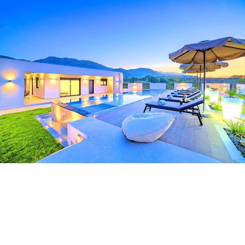 Villa Solaris Heated Pool & Jacuzzi