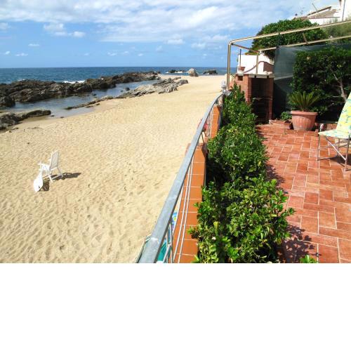 VILLA SUL MARE + TERRAZZO con discesa SU SPIAGGIA con piscine scogli naturali