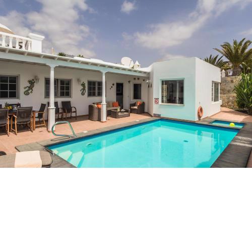 Villa Tarez - A Delightful four Bedroom Villa - A Short Walk To The Harbour and Restaurants