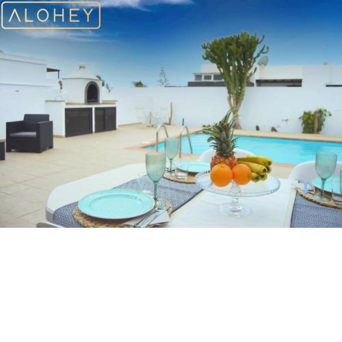 VILLA TIMANFAYA HEATABLE POOL, AFTERNOON SUN AND spacious TERRACE